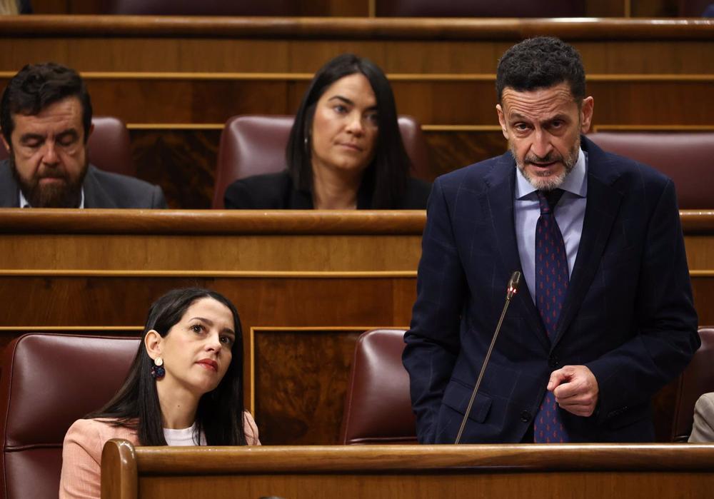 La líder de Ciudadanos, Inés Arrimadas y el portavoz de Cs en el Congreso, Edmundo Bal, interviene durante una sesión plenaria en el Congreso de los Diputados, a 2 de noviembre de 2022, en Madrid (España). La