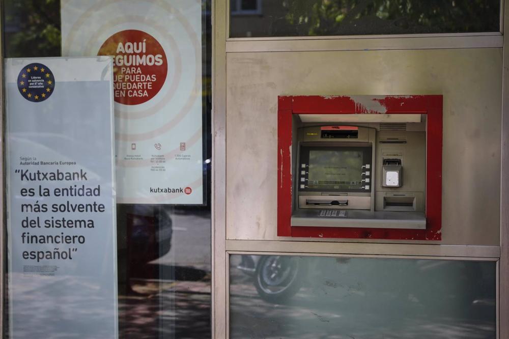 Archivo - Cajero en el exterior de la sucursal del banco Kutxabank en la Calle de la Oca de Madrid, en Madrid (España) a 3 de agosto de 2020. Archivo