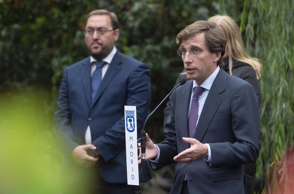 El alcalde de Madrid, José Luis Martínez Almeida (i). El