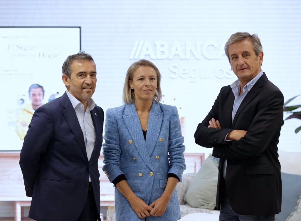 El director general de Abanca Seguros, Álvaro García, la directora comercial de la división, Sonia Lucio, junto al copiloto de rally Luis Moya, en la presentación del nuevo seguro del hogar de la entidad El