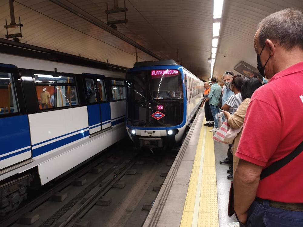 Archivo - Un tren llega a la estación de la Línea 5 de Metro de Madrid Archivo