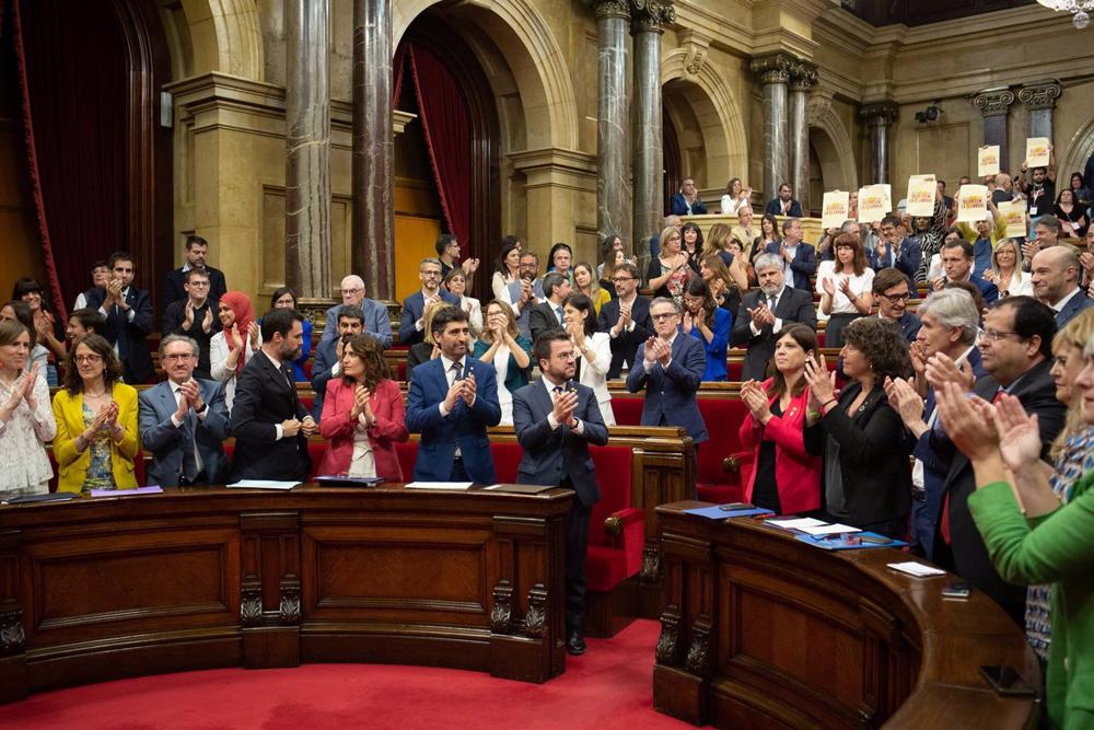 Archivo - El presidente de la Generalitat, Pere Aragonès (1i), y los consellers, aplauden tras la aprobación de la nueva ley, en una sesión plenaria, en el Parlament de Cataluña, a 8 de junio de 2022, en Barcelona, Catalunya (España). El pleno del Parlame Archivo