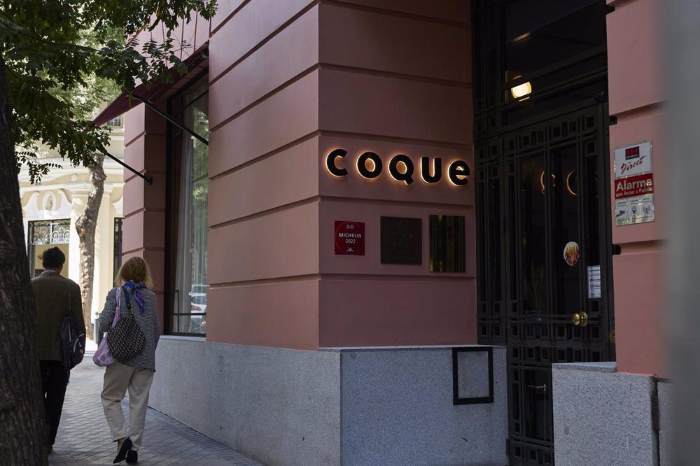 Entrada del restaurante Coque, del chef Mario Sandoval Entrada