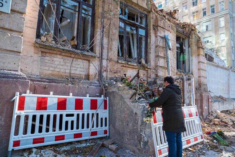 Il Ministro degli Affari Esteri, José Manuel Albares, depone una corona di fiori presso un edificio bombardato dalla Russia a Kiev. Il