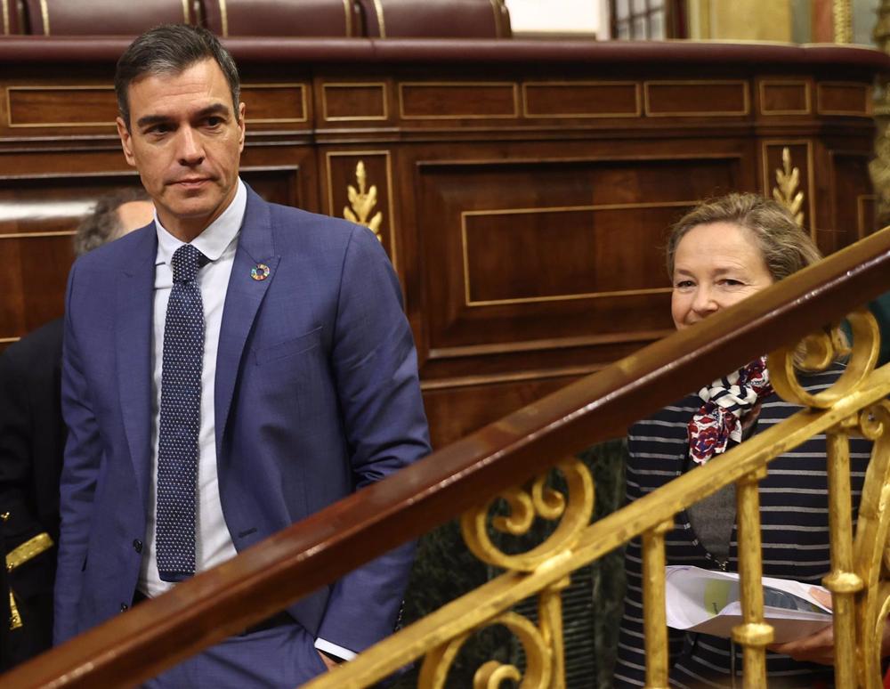 El presidente del Gobierno, Pedro Sánchez y la vicepresidenta primera y ministra de Asuntos Económicos y Transformación Digital, Nadia Calviño, a su llegada a una sesión plenaria en el Congreso de los Diputados El