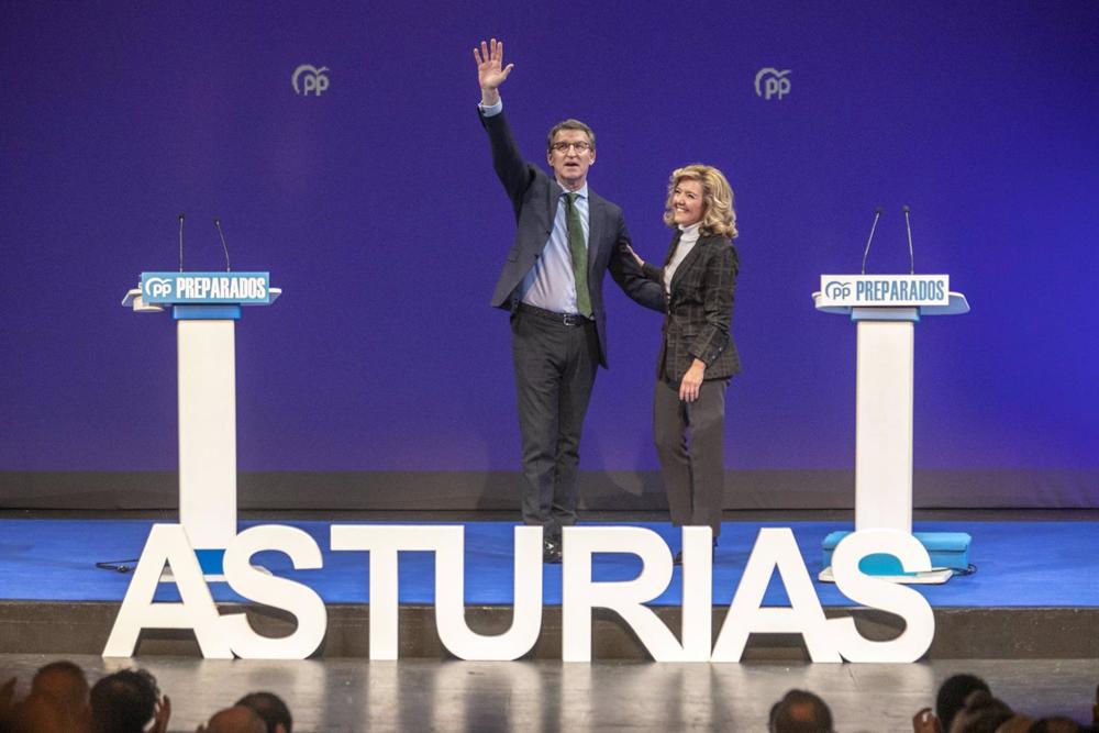 Archivo - Alberto Núñez Feijóo y Teresa Mallada durante un acto celebrado con afiliados del PP para exponer su proyecto político, en el Teatro Campoamor de Oviedo, a 17 de marzo de 2022, en Oviedo, Asturias (España). Archivo