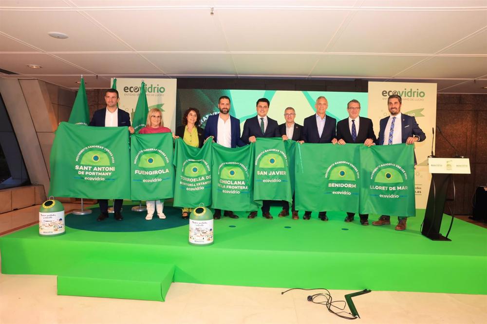 Ocho municipios costeros ganan su 'Bandera Verde' por su compromiso con el reciclaje de vidrio en el verano de 2022 Ocho