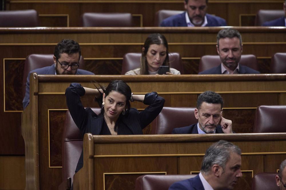 La líder de Ciudadanos, Inés Arrimadas y el portavoz parlamentario de Cs en el Congreso, Edmundo Bal, durante una sesión plenaria en el Congreso La