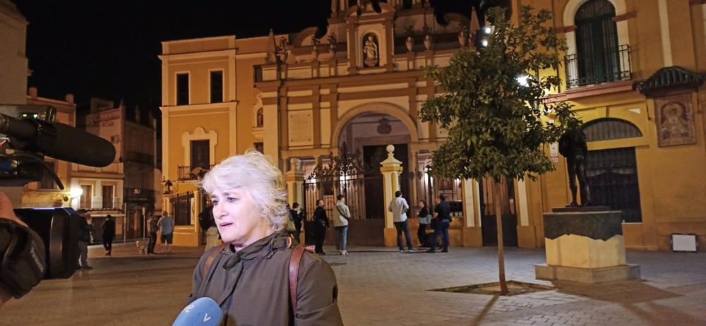 Paqui Maqueda ante la basílica de la Macarena Paqui