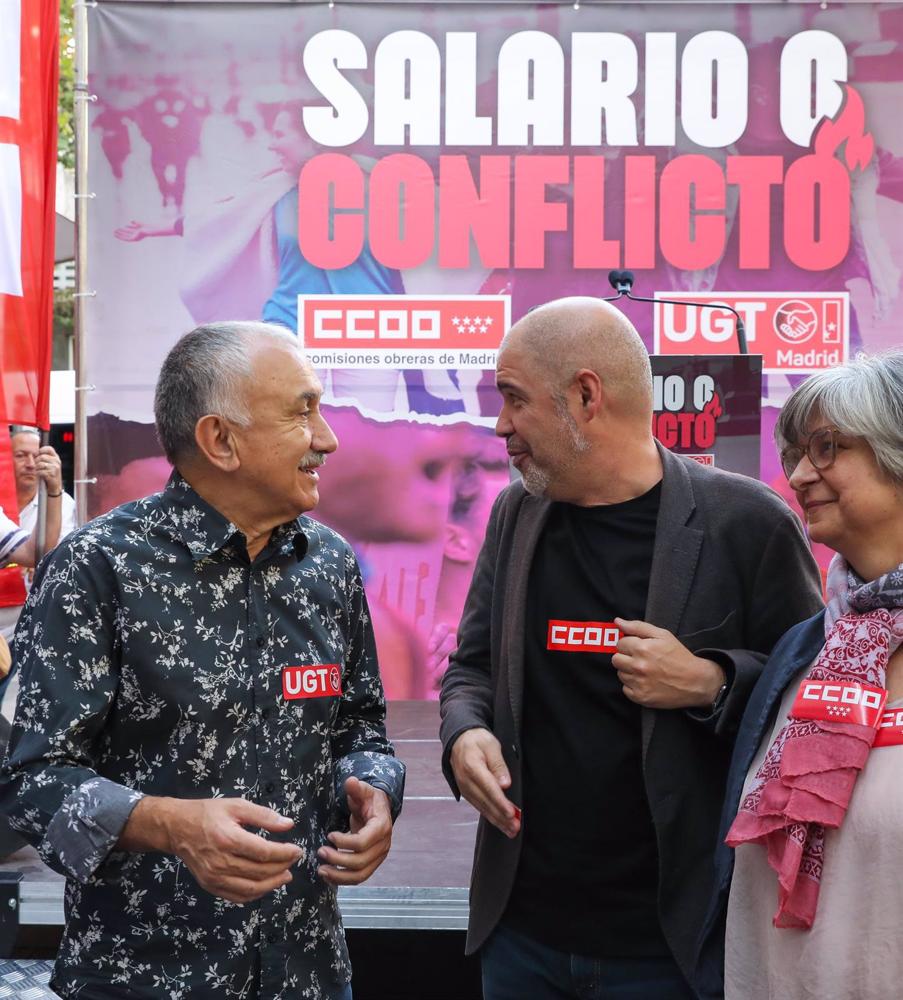 (I-D) El secretario General de UGT, Pepe Álvarez; el secretario general de CC OO, Unai Sordo; y la secretaria de CCOO en Madrid, Paloma López, en una concentración ante la CEOE el pasado 7 de octubre (I-D)