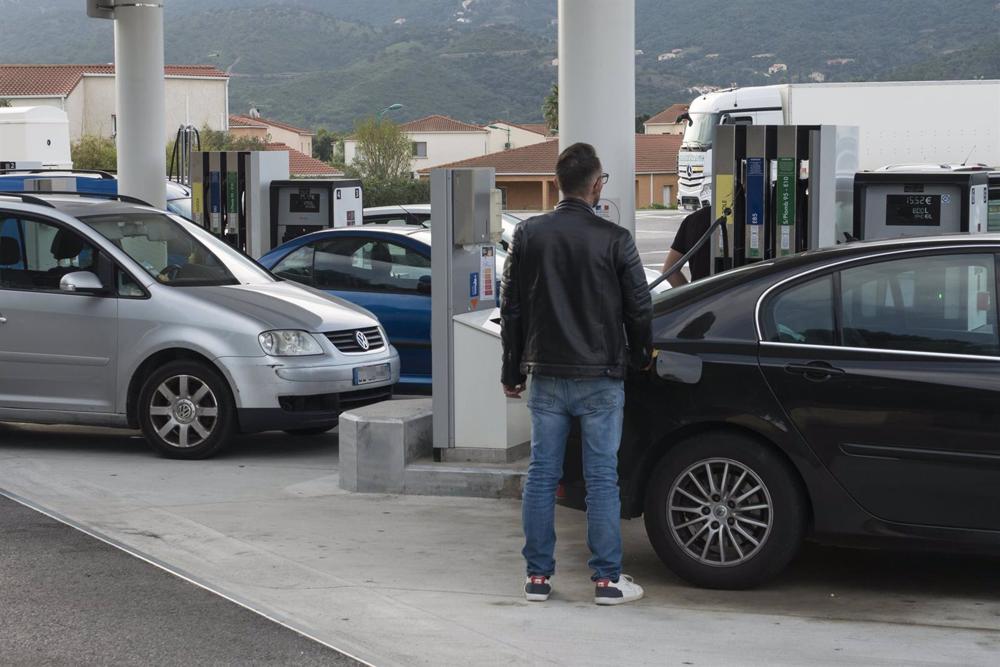 Un hombre resposta su vehículo en una gasolinera de El Boulou Un