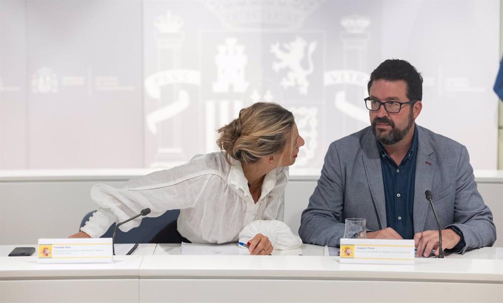 La vicepresidenta segunda y ministra de Trabajo y Economía Social, Yolanda Díaz y el secretario de Estado de Empleo, Joaquín Pérez Rey, La