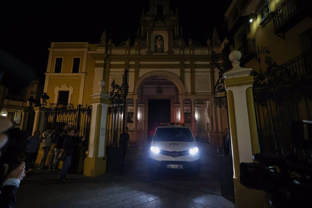 El coche de la funeraria a la salida de la basílica tras la exhumación de Queipo de Llano El