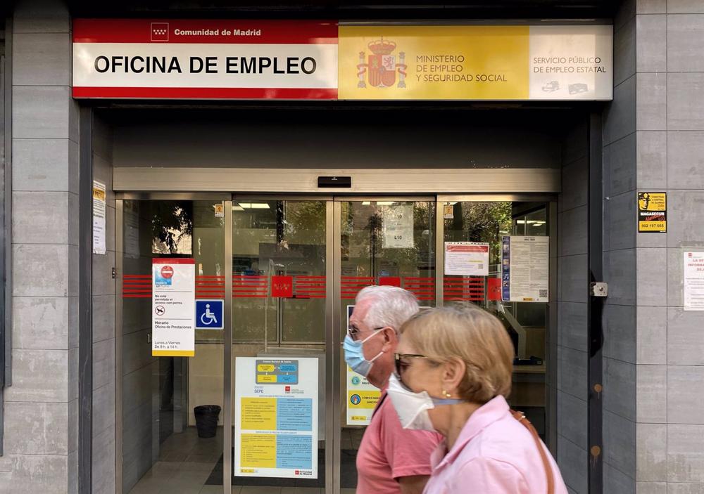 Dos personas pasan por una oficina de empleo de Madrid. Dos