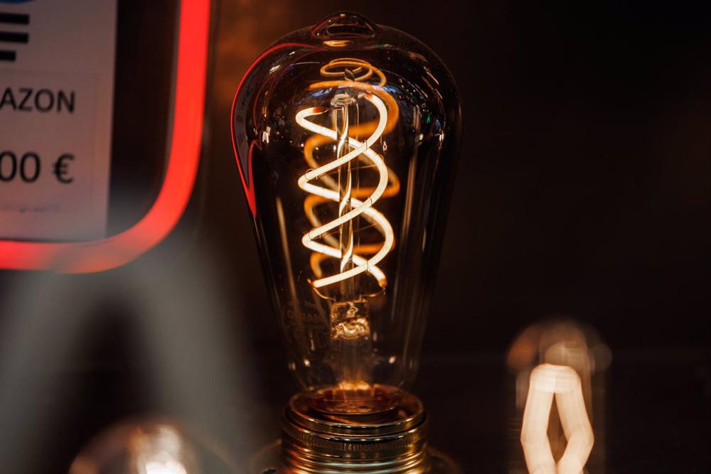 Archivo - Una bombilla en el escaparate de una tienda de lámparas Archivo