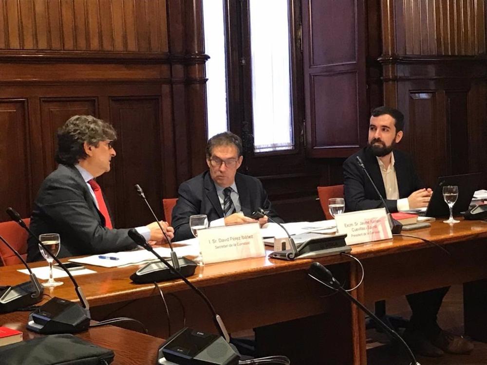 El diputado de Junts Jaume Alonso-Cuevillas y el del PSC David Pérez en la Comisión del Estatuto del Diputado del Parlament El
