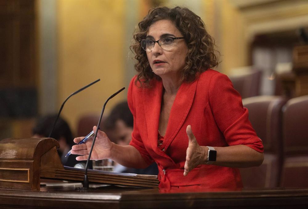 La ministra de Hacienda, María Jesús Montero, durante un debate de totalidad del Proyecto de Ley de Presupuestos Generales del Estado para el año 2023, en el Congreso de los Diputados, a 26 de octubre de 2022, en Madrid (España). A pesar de las siete enm La