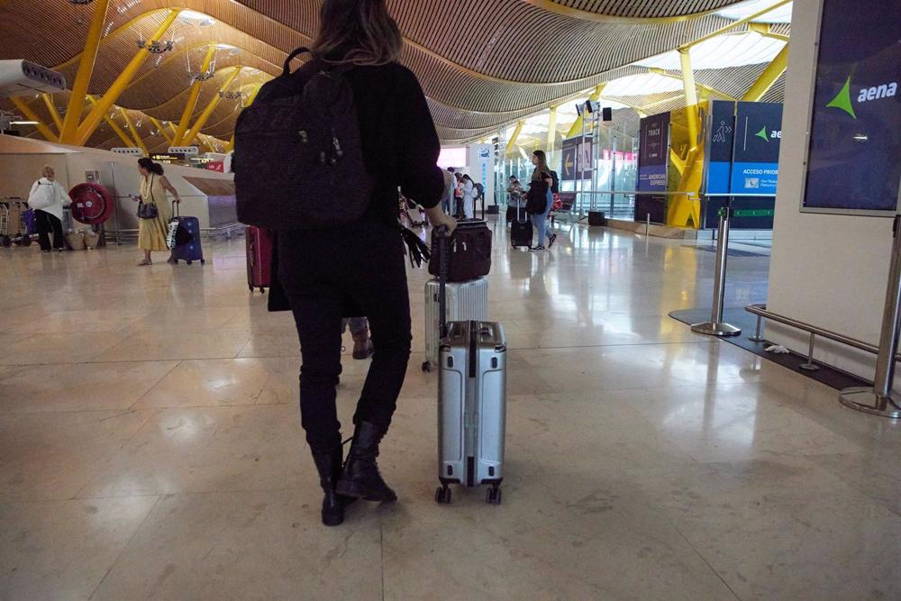 Una pasajera con una maleta en la Terminal 4 del Aeropuerto Adolfo Suárez Madrid- Barajas Una