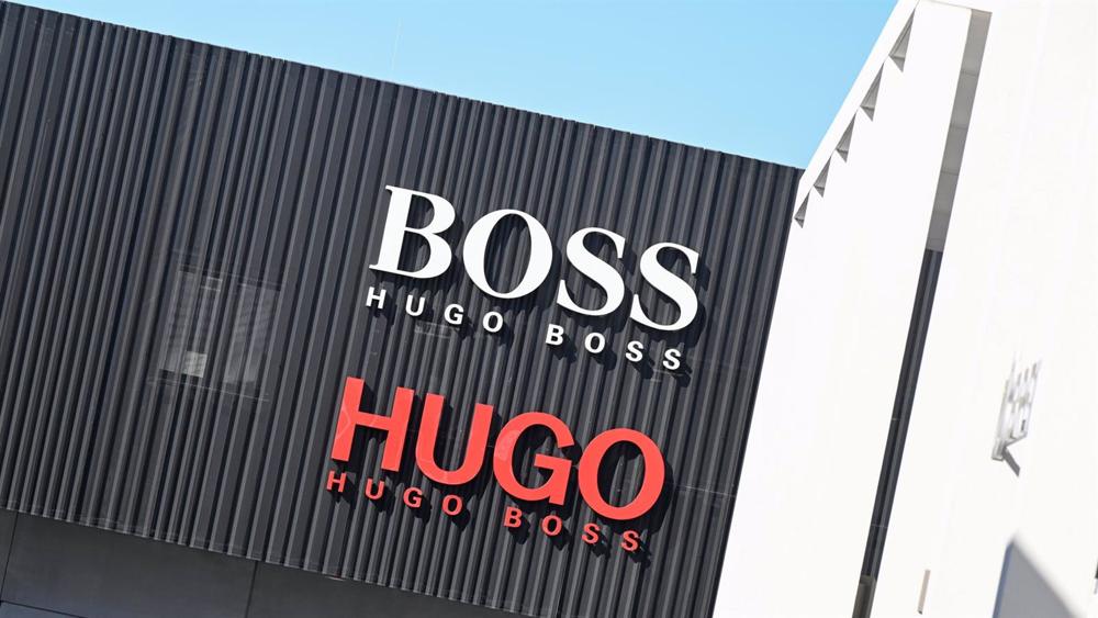 Archivo - FILED - 08. März 2022, Baden-Württemberg, Metzingen: Das Logo des Modekonzerns Hugo Boss, aufgenommen in einem Outlet-Store am Hauptsitz des Unternehmens in Metzingen. Die deutsche Luxusmodemarke Hugo Boss hat ihren Ausblick für das laufende Geschäftsjahr angehoben. Archivo