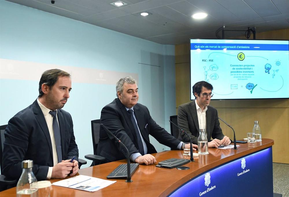 Il direttore dell'Ufficio Energia, Carles Miquel, l'amministratore delegato di Andbus, Daniel Vinseiro, e il direttore di BMS Consultoria Estratégica, Albert Batalla. Il