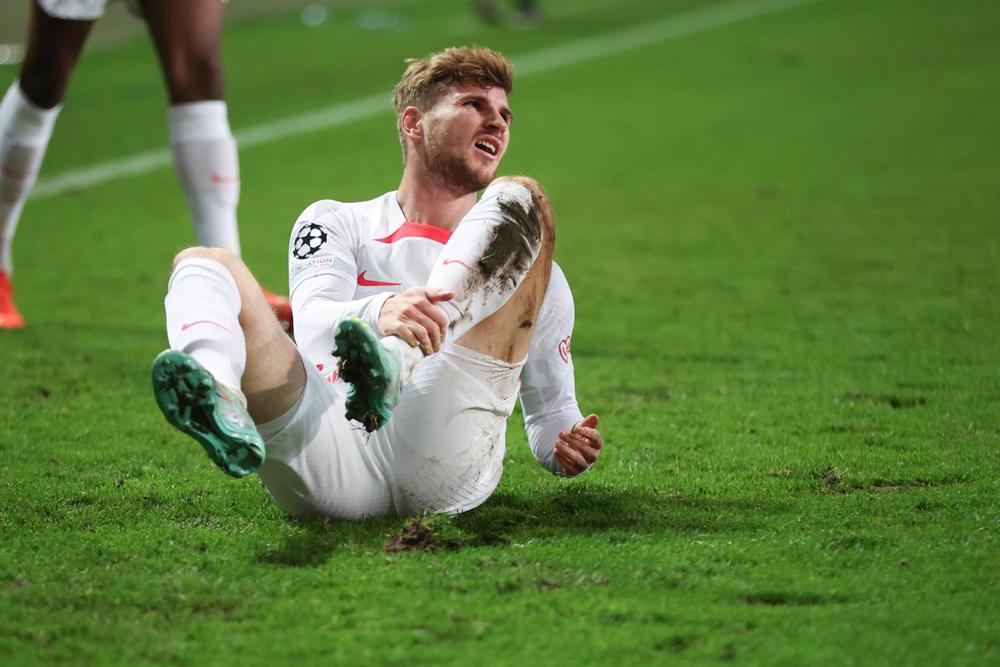 Timo Werner yace en el suelo durante el Shakhtar Donetsk-RB Leipzig de la Liga de Campeones 2022-2023 Timo