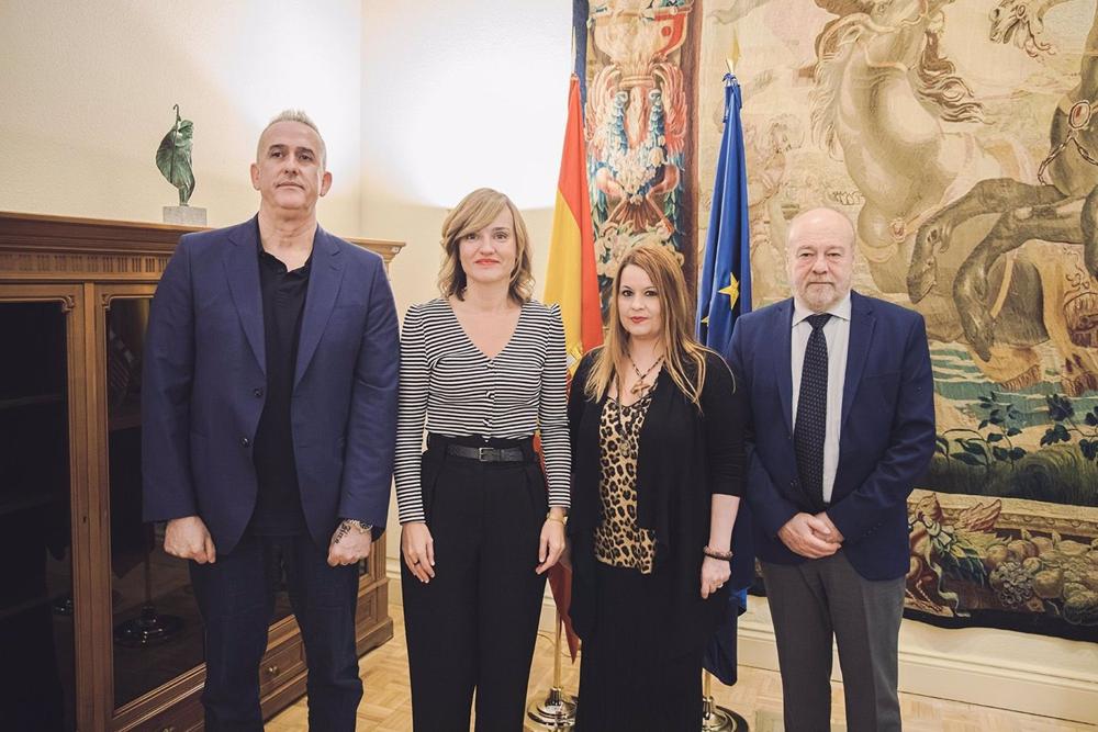 José Manuel López, padre de la adolescente Kira López, junto a la ministra de Educación y FP, Pilar Alegría, y al secretario de Estado de Educación, José Manuel Bar José