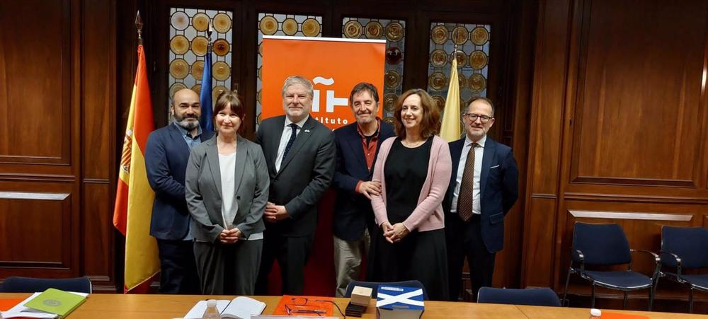 En la imagen, en el centro, Angus Robertson y García Montero. A su lado, a la izda, el director de Gabinete del Instituto Cervantes, Martín López-Vega y la directora Académica, Carmen Pastor. A la dcha., la secretaria general del Instituto, Carmen Noguero En