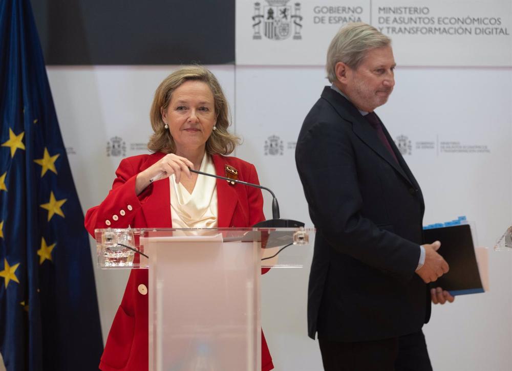La vicepresidenta primera y ministra de Asuntos Económicos y Transformación Digital, Nadia Calviño, realiza declaraciones tras reunirse con el comisario europeo de Presupuesto y Administración, Johannes Hahn, en la sede del Ministerio. La