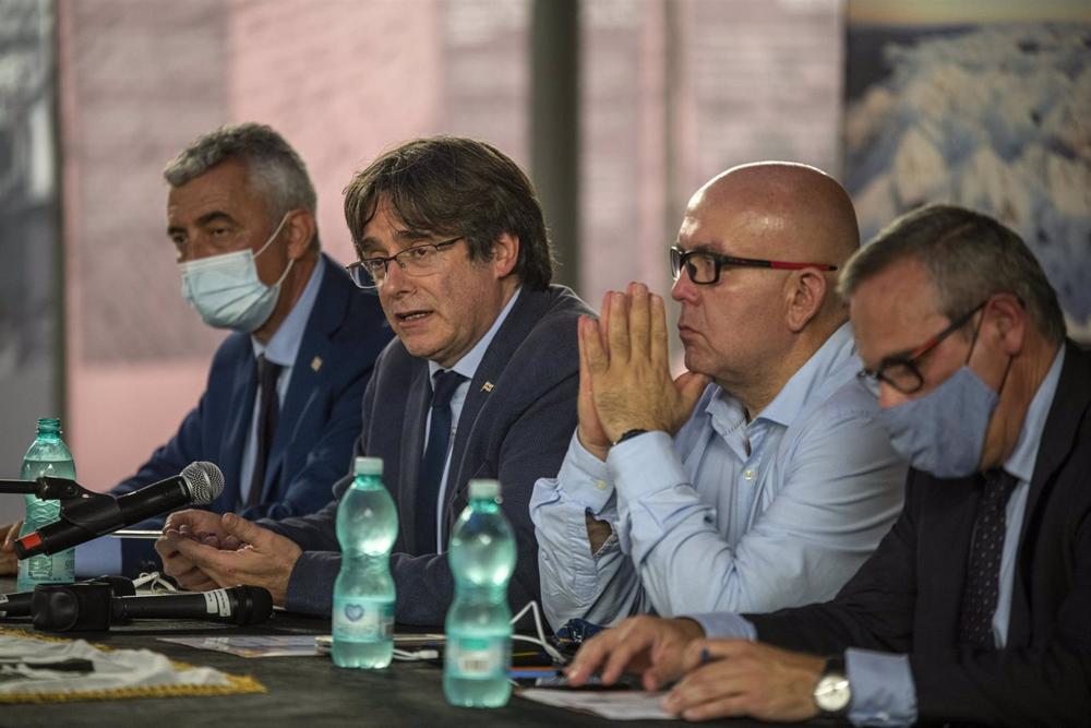 Archivo - El expresidente de la Generalitat Carles Puigdemont, su abogado, Gonzalo Boye, y el jefe de la Oficina de Carles Puigdemont, Josep Lluís Alay, en una rueda de prensa a 25 de septiembre de 2021, en L’Alguer, Cerdeña (Italia). El expresidente de l Archivo