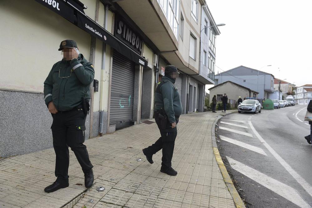 Dos Guardias Civiles vigilan en la calle Cardenal Quiroga, donde se produjeron los disparos a un vecino, a 3 de noviembre de 2022, en Maceda, Orense, Galicia, (España). Dos