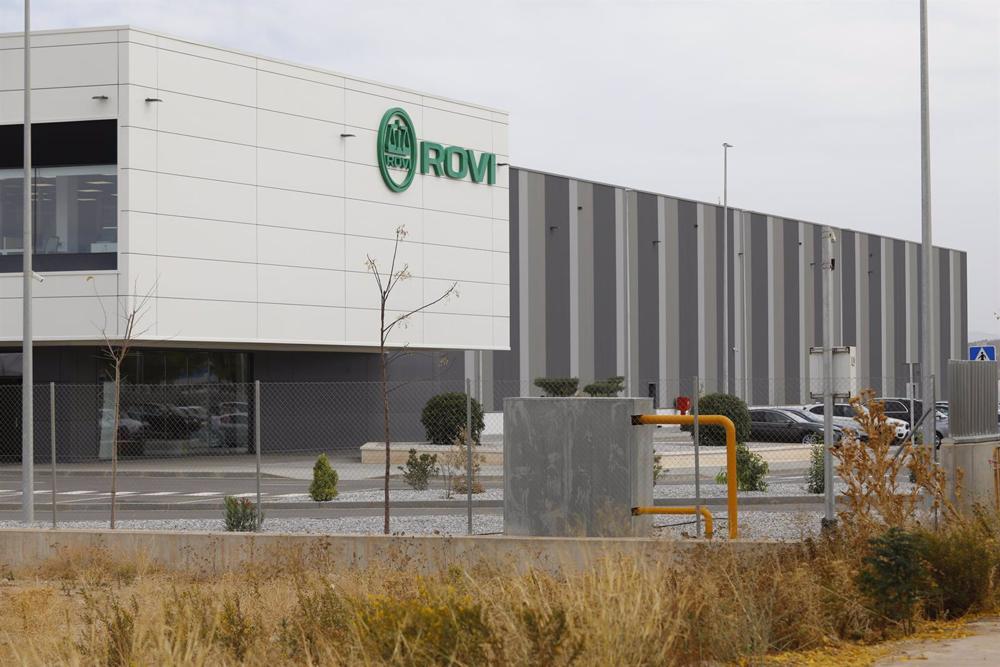 Detalle de la fachada principal durante la visita a las nuevas instalaciones de ROVI, a día 21 de octubre de 2022 en Escúzar, Granada (Andalucía, España). La farmacéutica ROVI ha instalado en Granada una planta para la fabricación de sus productos. Detalle