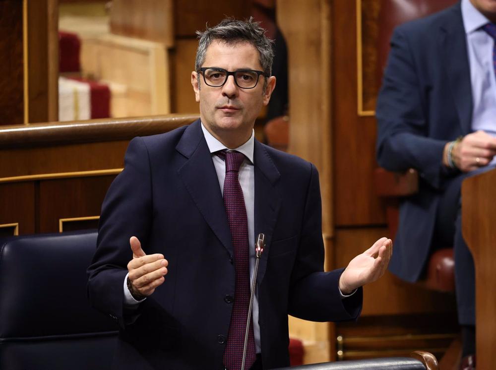 El ministro de la Presidencia, Relaciones con las Cortes y Memoria Democrática, Félix Bolaños, interviene durante una sesión plenaria en el Congreso de los Diputados, a 2 de noviembre de 2022, en Madrid (España). El
