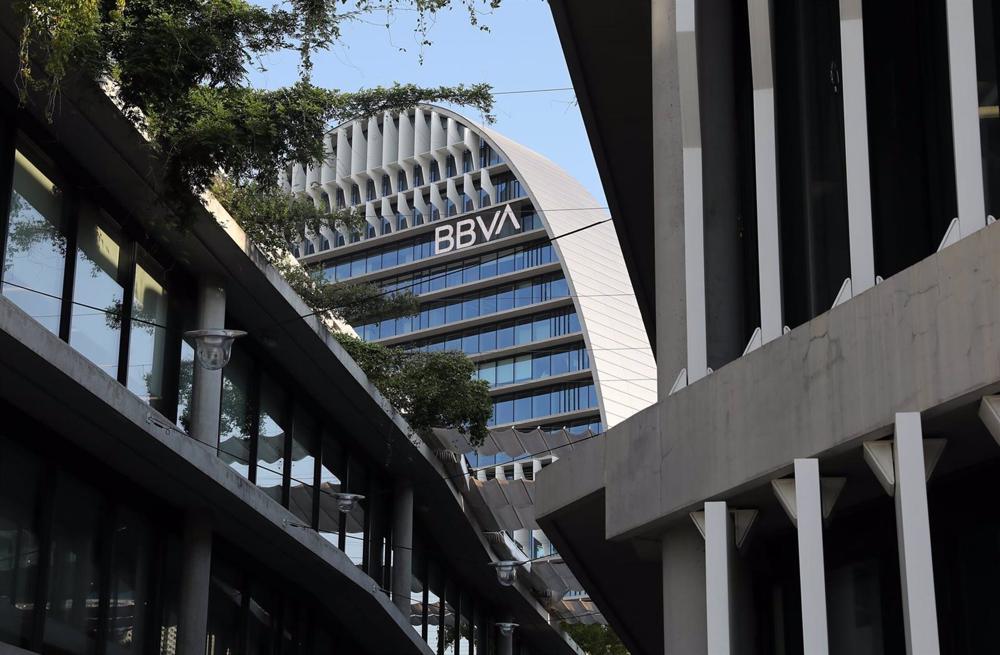 Archivo - Edificio de la sede corporativa de BBVA en Madrid, 'La Vela'. Archivo
