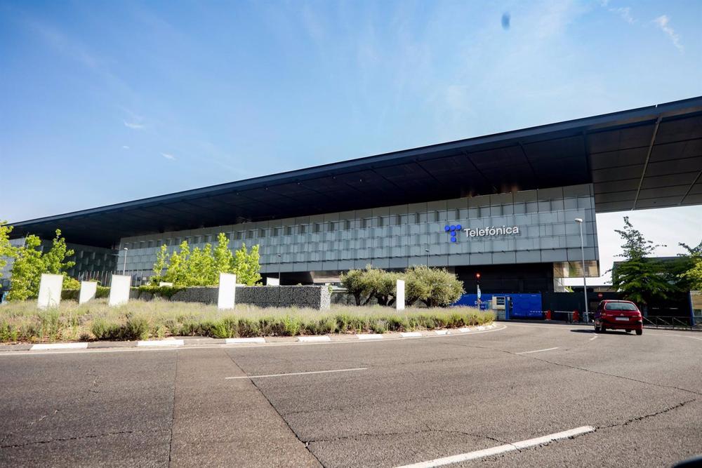 Archivo - Fachada de la sede de la multinacional española Telefónica, situada en la Ronda de la Comunicación, en el denominado Distrito Telefónica, a 22 de Julio de 2022, en el barrio de Las Tablas, Madrid, (España). Archivo