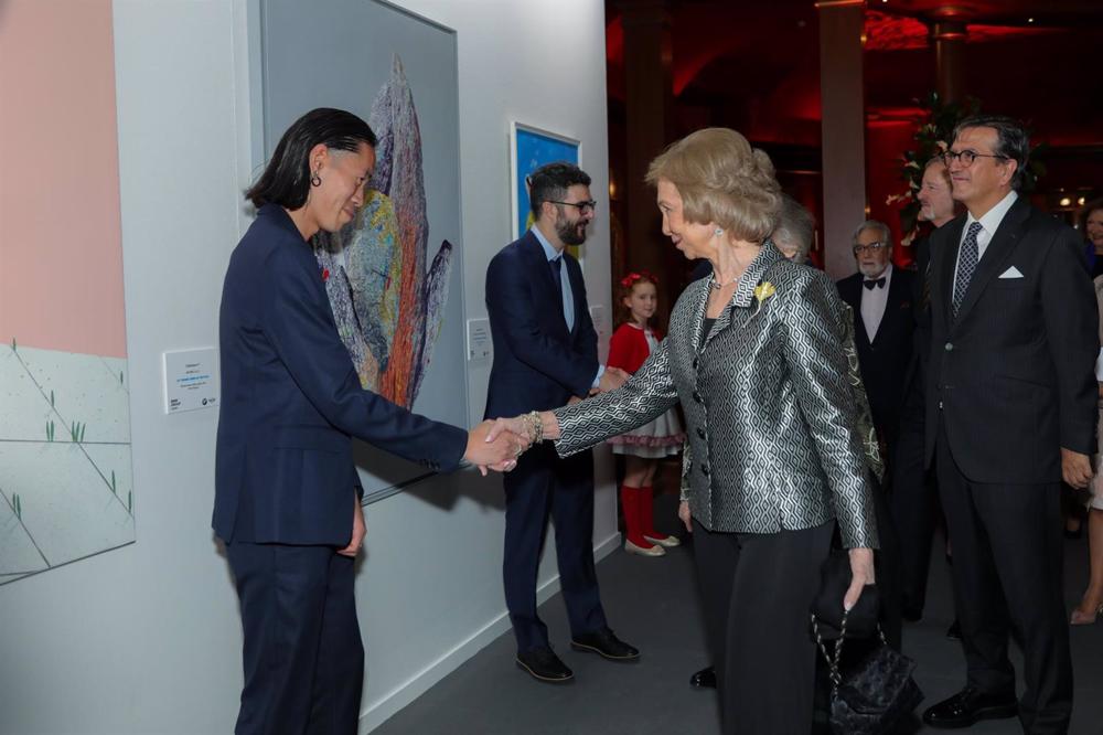 Archivo - La Reina Sofía, saluda a uno de los artistas asistentes al acto de entrega del Premio BMW de Pintura de una edición anterior Archivo