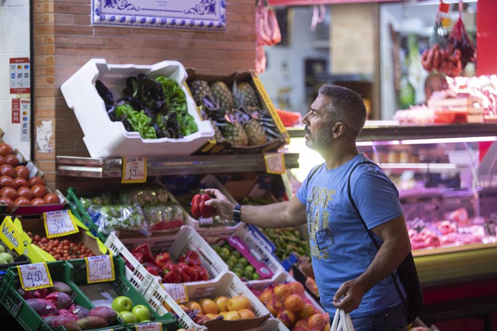 Archivo - Un hombre comprando en un mercado de abastos de Triana Archivo