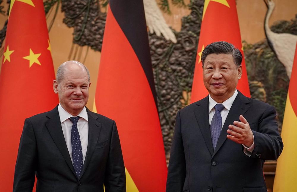 El presidente de China, Xi Jinping (d), recibe al canciller alemán, Olaf Scholz, en el Salón Este del Gran Salón del Pueblo. El