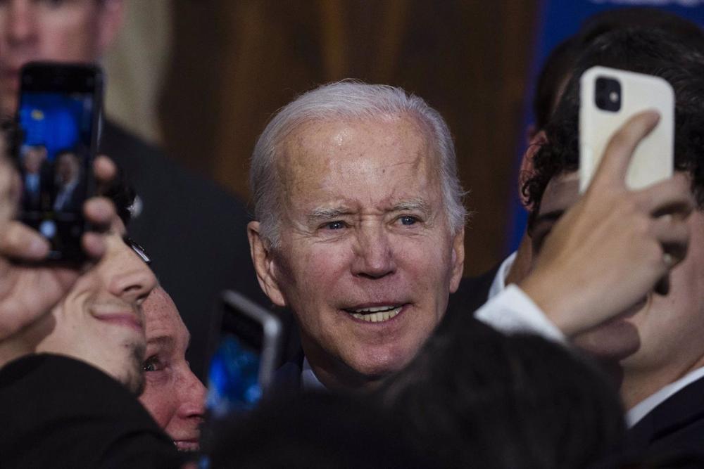 03 November 2022, US, Albuquerque: Supporters take photos with US President Joe Biden during a Democratic rally held at the Ted M. Gallegos Community Center in southwest Albuquerque. Photo: -/Albuquerque Journal via ZUMA/dpa 03