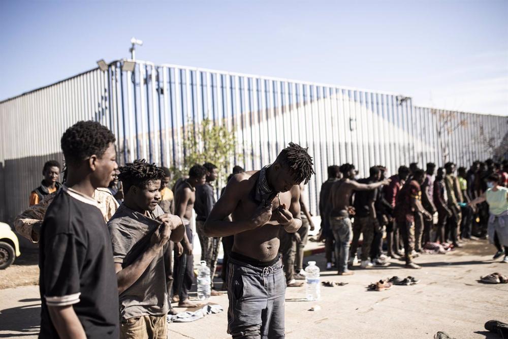 Archivo - Migrantes tras saltar la valla de Melilla, a 2 de marzo de 2022, en Melilla (España). Archivo