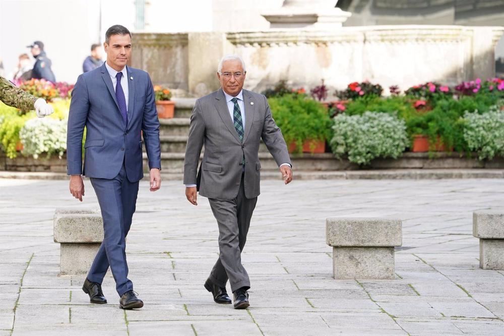 El primer ministro de Portugal, Antonio Costa (d) y el presidente del Gobierno, Pedro Sánchez (i), a su llegada a la XXXIII Cumbre Hispano-Portuguesa en la Pousada de Viana do Castelo, a 4 de noviembre de 2022, en Viana do Castelo (Portugal). El