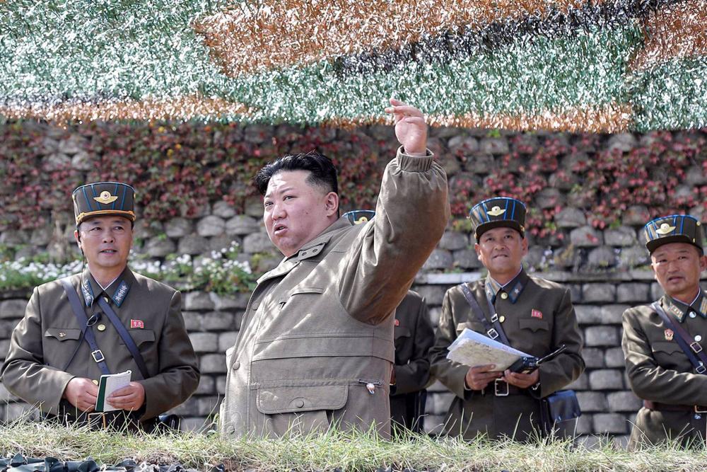 Kim Jong Un, dirigente de Corea del Norte, supervisa unas maniobras militares Kim