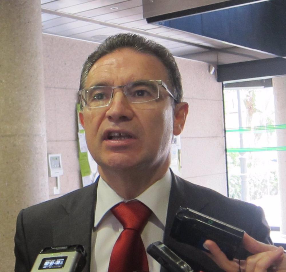 Archivo - Serafín Castellano atendiendo a los medios. Archivo