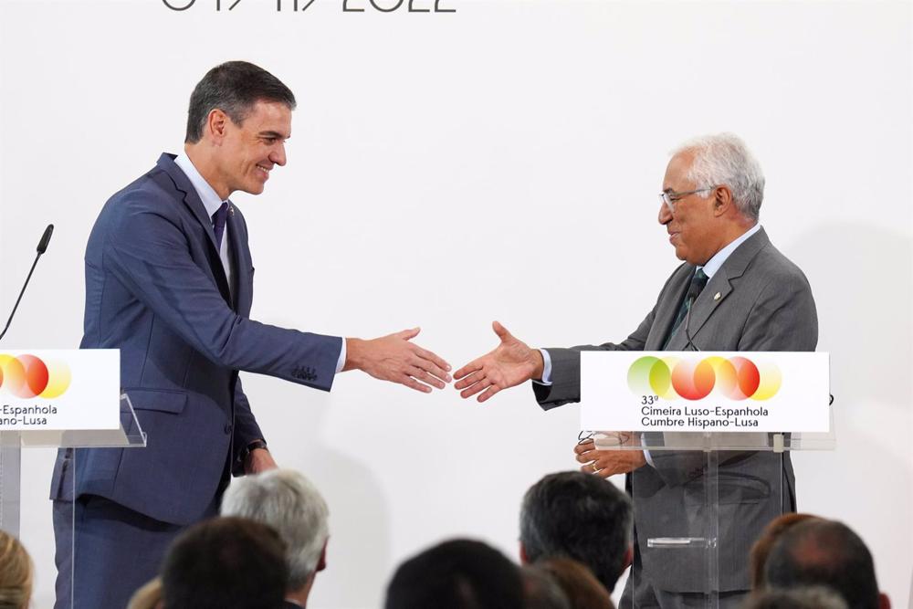 El primer ministro de Portugal, Antonio Costa (d) y el presidente del Gobierno, Pedro Sánchez (i), se reúnen en la XXXIII Cumbre Hispano-Portuguesa en la Pousada de Viana do Castelo, a 4 de noviembre de 2022, en Viana do Castelo (Portugal). El