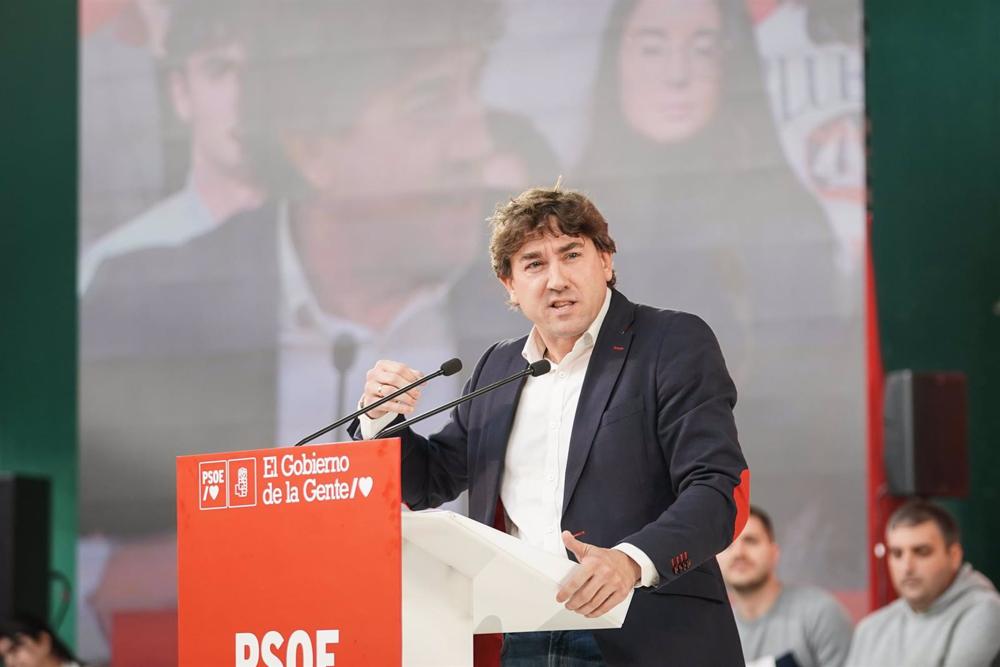 El portavoz del Grupo Parlamentario Socialista del Parlamento Vasco, Eneko Andueza, interviene en un acto en Vitoria-Gasteiz. El