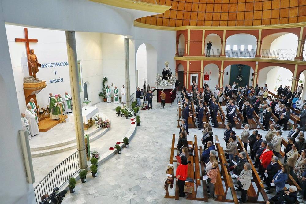 Aspecto de la Parroquia de San José Obrero de Badajoz durante la misa en homenaje a los fallecidos en la riada de la capital pacense hace ahora 25 años. Aspecto