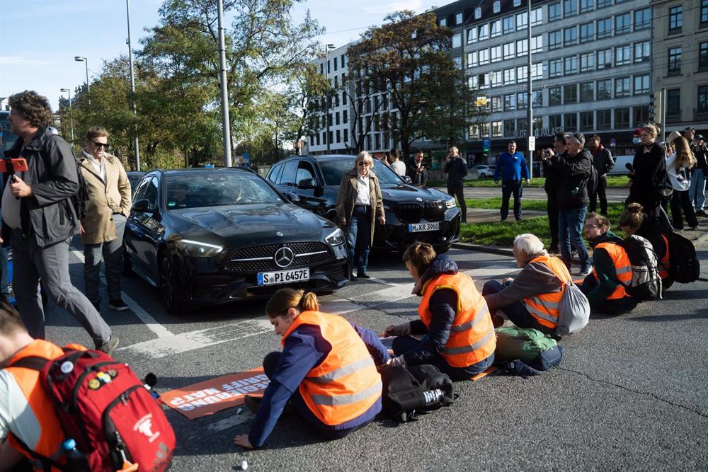 Un corte de calle en Berlín por activistas de Letzte Generation, Última Generación Un