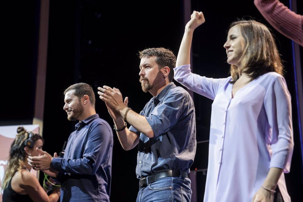 (I-D)El presidente del partdo brasileño Socialismo y Libertad, Juliano Medeiros; el exlíder de Podemos, Pablo Iglesias; y la ministra de Derechos Sociales y Agenda 2030, Ione Belarra, en el acto de de la 'Uni de otoño' en el Teatro Coliseum, a 6 de noviem (I-D)El