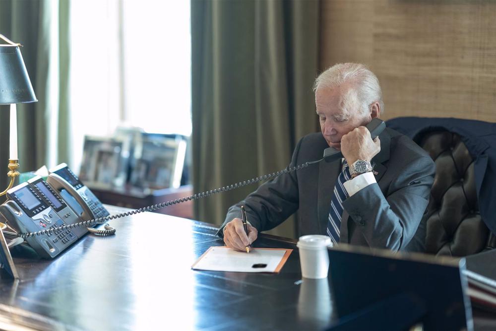 Archiv - US-Präsident Joe Biden in einem Telefongespräch Archiv