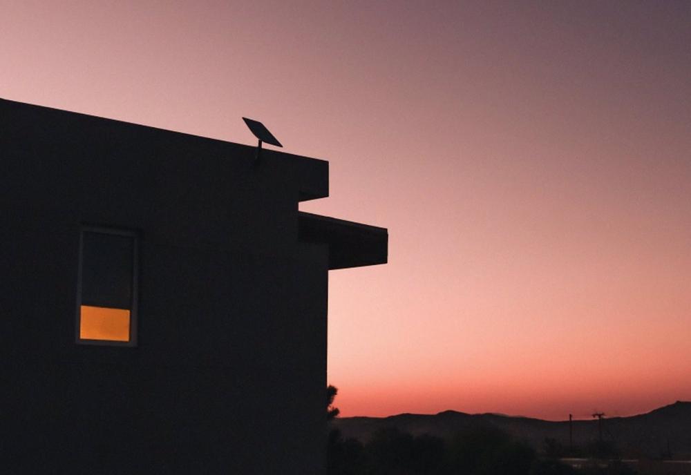 Antena de Starlink en una casa Antena