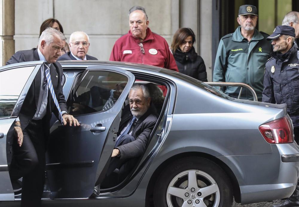 Archivo - El ex-presidente de la Junta de Andalucía, José Antonio Griñán (c), a su llegada al juicio del caso ERE en la Audiciencia Provincial Archivo